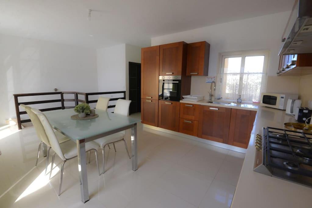 Seafront Duplex Penthouse With Terrace Overlooking Xlendi Bay Eksteriør billede