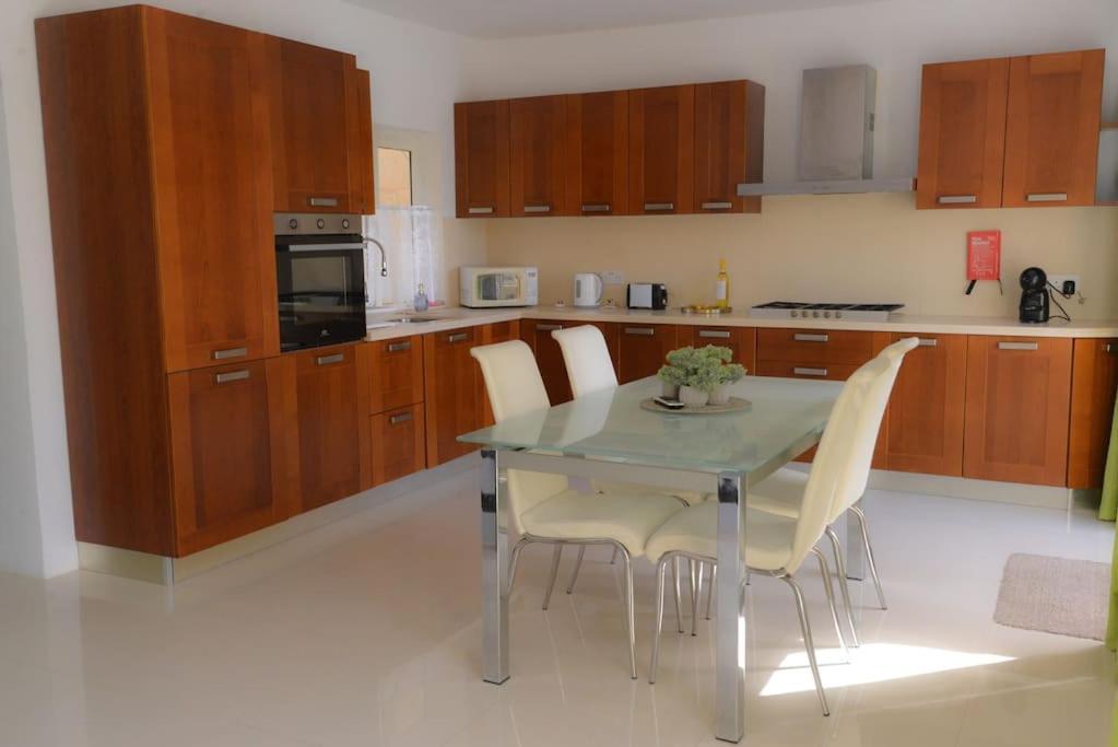 Seafront Duplex Penthouse With Terrace Overlooking Xlendi Bay Eksteriør billede